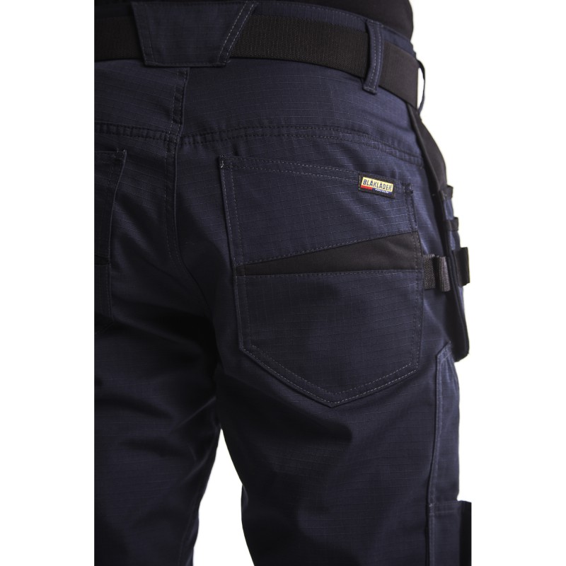 Service short met spijkerzakken