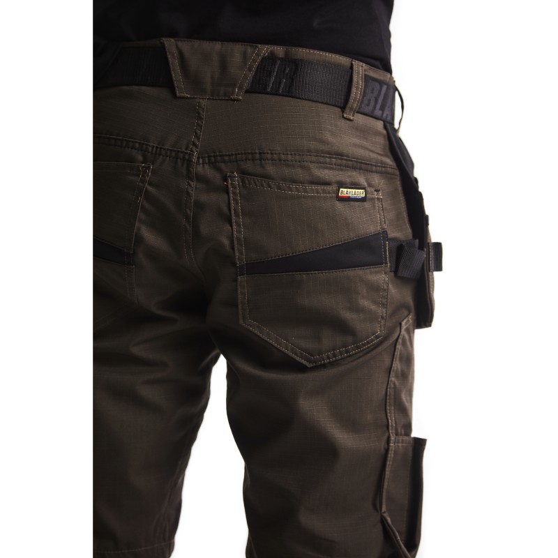 Service short met spijkerzakken