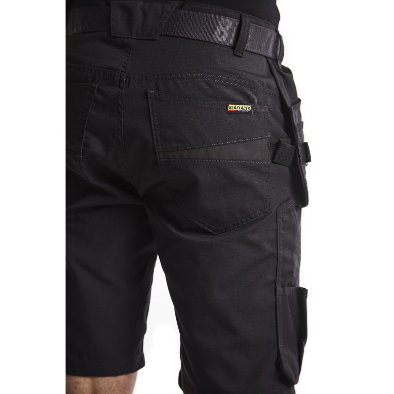 Service short met spijkerzakken