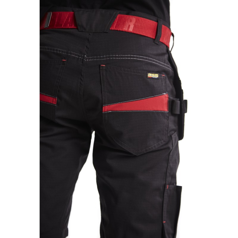 Service short met spijkerzakken