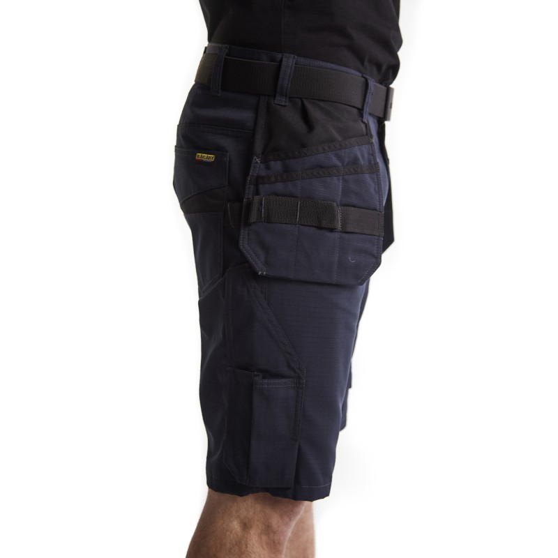 Service short met spijkerzakken
