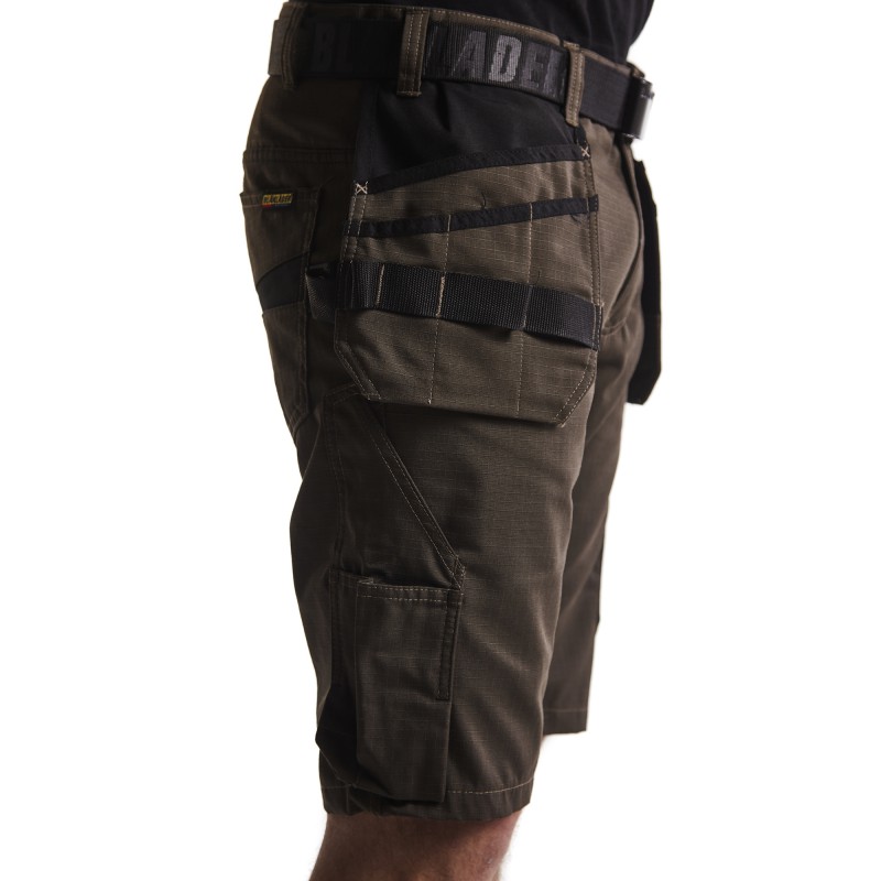 Service short met spijkerzakken